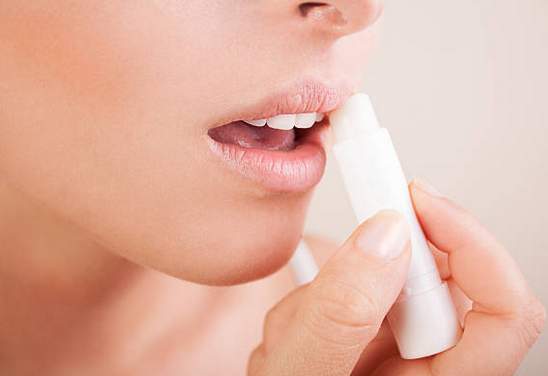 Hydratez vos lèvres grâce à l'acide hyaluronique hydratation intense.
